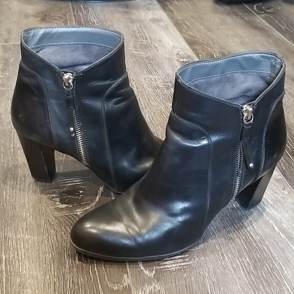 ADRIENNE VITTADINI Taki Black Leather Zip Booties